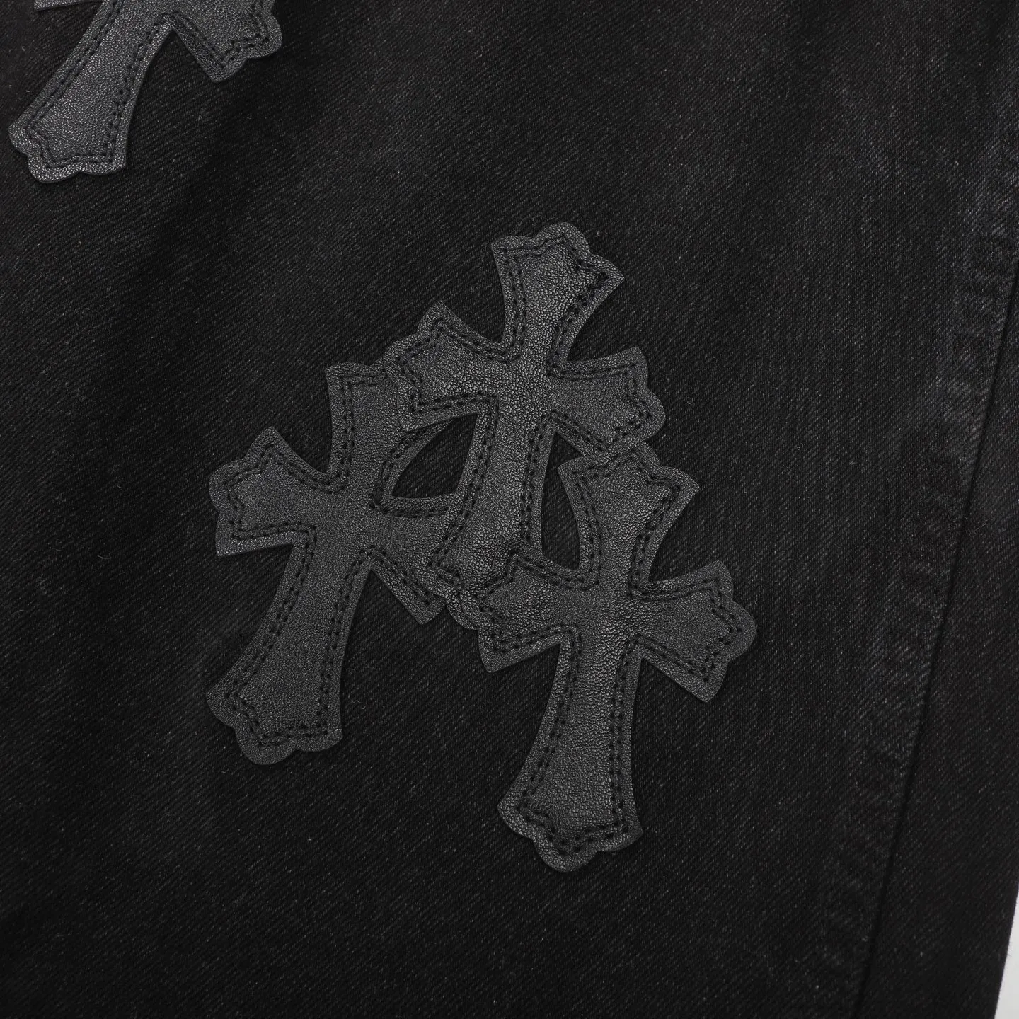 P260 CH Chromehearts 23ss denim cross patchwork leather black and white denim jacket. A super versatile denim jacket that is breathable, comfortable and elegant! The entire garment is made of super heavy-duty workmanship and is made of denim denim fabric imported from Japan. After the finished product is washed, the loss rate is extremely high! The whole body is made with old craftsmanship and the upper body is stylish! The body has multiple crosses and leather logos sewn on it! Because of the old craftsmanship, everything from gold five to three marks has been re-made with new molds, 100% restored to the original craftsmanship! All the leather characters are laser-aligned. The leather difference is definitely not the same as that of the super-fiber leather on the market. This year’s new sheep leather is used. The finished embroidery guarantees the quality of the entire product❗ It took nearly two months of back-and-forth production to get a satisfactory effect. The various cutting designs really took a lot of effort to achieve a satisfactory experience! The same style for men and women, great for couples!   Color: black with white label Size: S M L